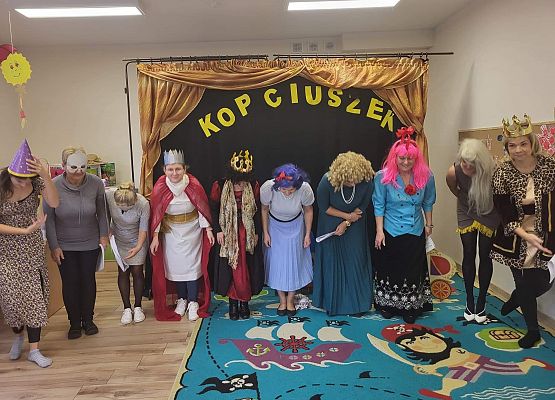 Panie odgrywają swoje role w przedstawieniu Kopciuszek