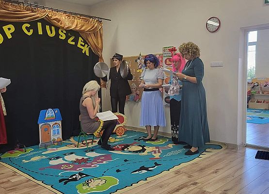 Panie odgrywają swoje role w przedstawieniu Kopciuszek