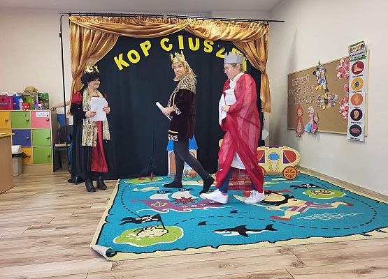 Panie odgrywają swoje role w przedstawieniu Kopciuszek