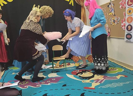 Panie odgrywają swoje role w przedstawieniu Kopciuszek