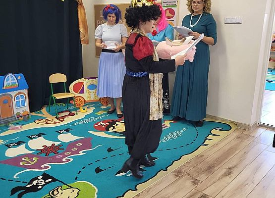 Panie odgrywają swoje role w przedstawieniu Kopciuszek