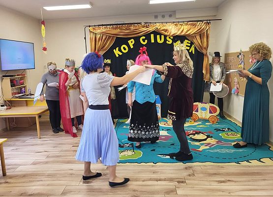 Panie odgrywają swoje role w przedstawieniu Kopciuszek