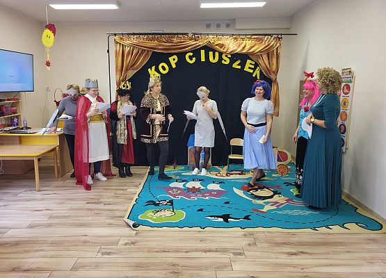 Panie odgrywają swoje role w przedstawieniu Kopciuszek