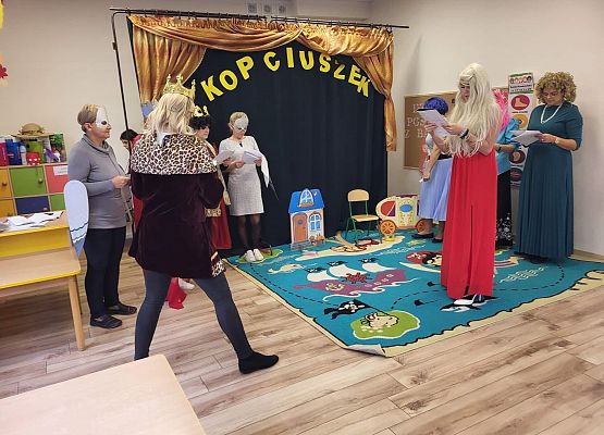 Panie odgrywają swoje role w przedstawieniu Kopciuszek