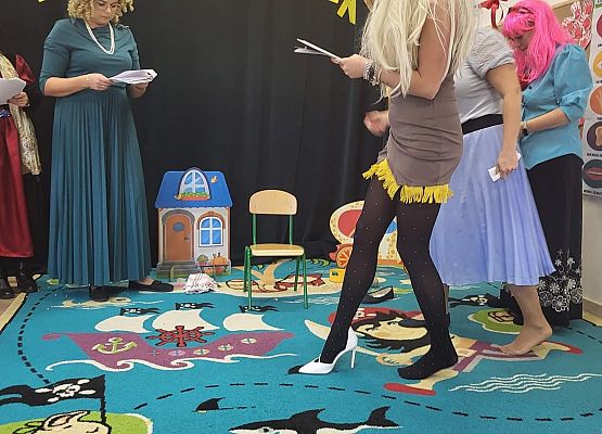 Panie odgrywają swoje role w przedstawieniu Kopciuszek