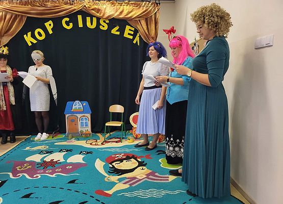 Panie odgrywają swoje role w przedstawieniu Kopciuszek