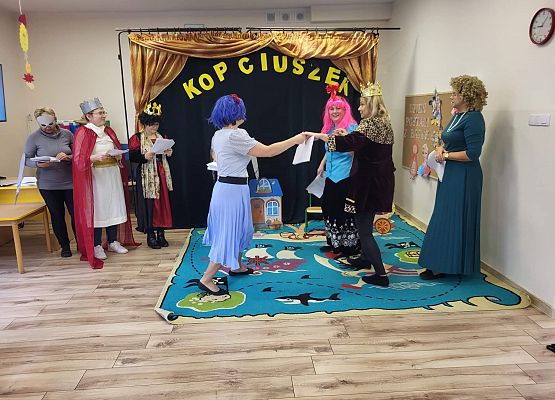 Panie odgrywają swoje role w przedstawieniu Kopciuszek