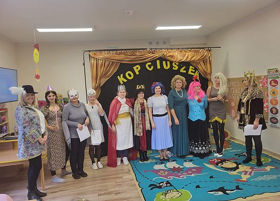 Panie odgrywają swoje role w przedstawieniu Kopciuszek