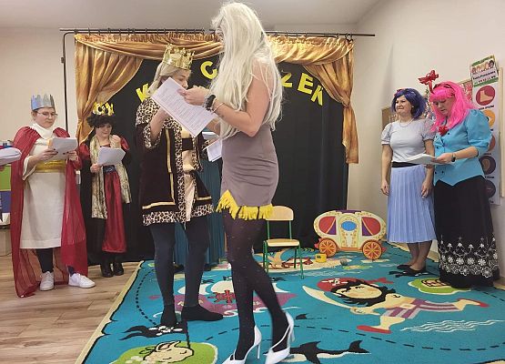 Panie odgrywają swoje role w przedstawieniu Kopciuszek