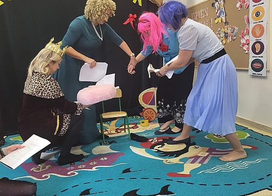 Panie odgrywają swoje role w przedstawieniu Kopciuszek