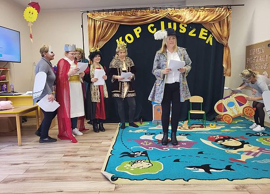 Panie odgrywają swoje role w przedstawieniu Kopciuszek