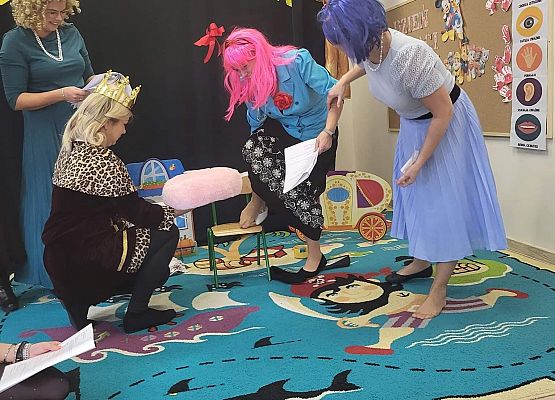 Panie odgrywają swoje role w przedstawieniu Kopciuszek