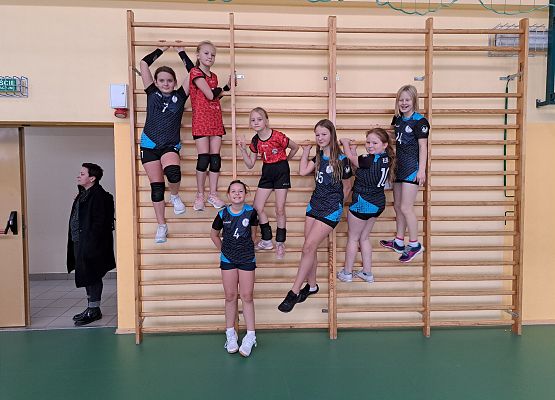 Zawodniczki w czasie przerwy na drabinkach gimnastycznych