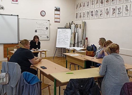 Panie siedzą przy złączonym stole