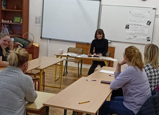 Panie siedzą przy złączonym stole