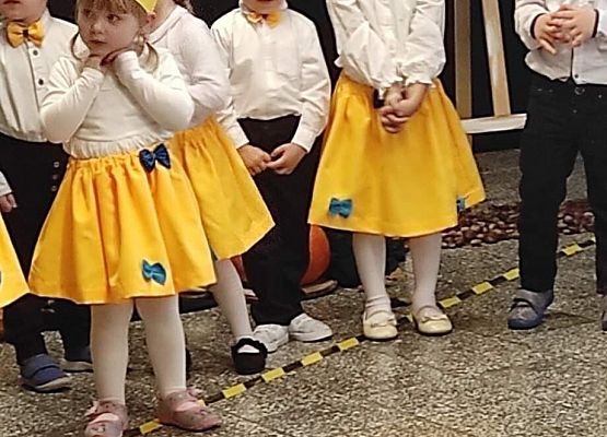 Dzieci stoją przed publicznością