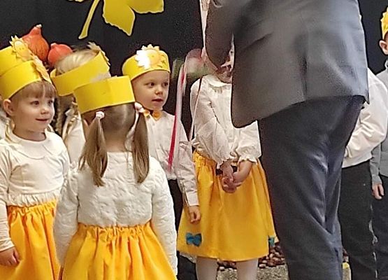 Pan dyrektor pasuje dzieci na przedszkolaków