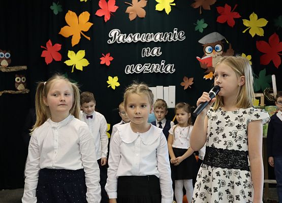 Trzy dziewczynki śpiewają