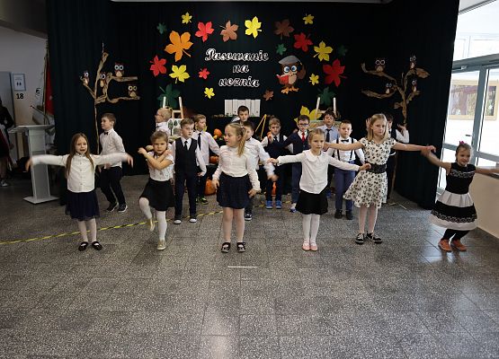 Pierwszoklasiści tańczą