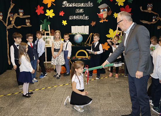 Dyrektor pasuje dziewczynkę na uczennicę