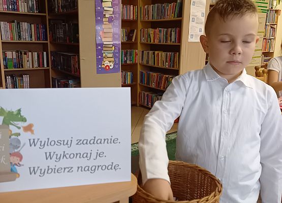 Grafika 9: Dzień Postaci z Bajek w bibliotece