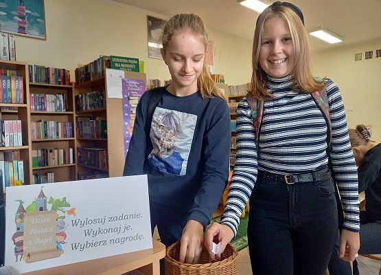 Grafika 6: Dzień Postaci z Bajek w bibliotece