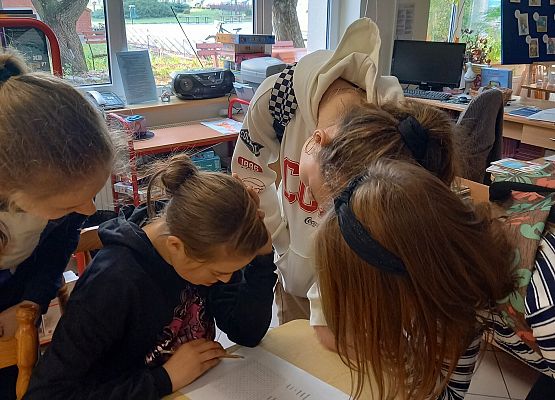 Grafika 8: Dzień Postaci z Bajek w bibliotece