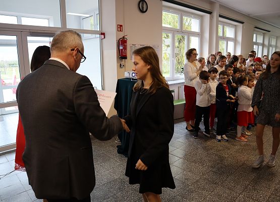 Uczennica odbiera nagrodę