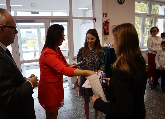 Uczennica odbiera nagrodę