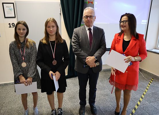 Nauczycielka, dyrektor i dwie uczennice