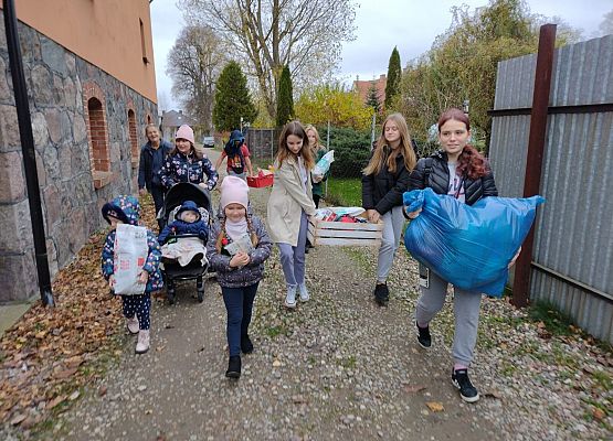 Uczniowie niosą zebrane dary dla zwierząt