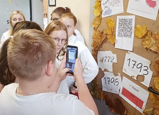 Chłopiec odczytuje zadanie