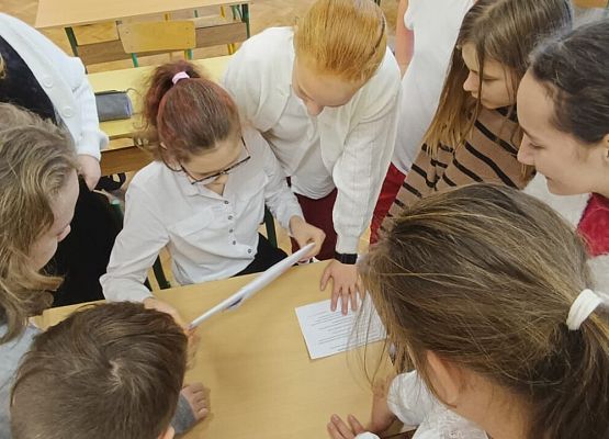 Uczniowie wykonują zadanie