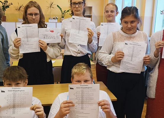 Uczniowie prezentują swoje wykonane zadanie