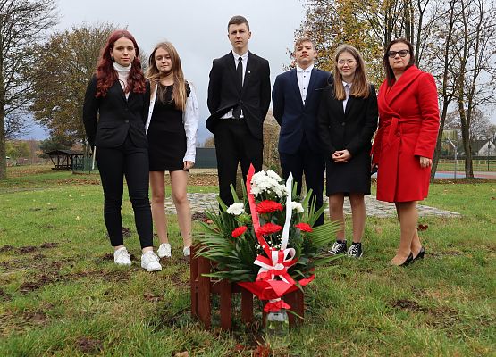 Uczniowie i nauczycielka przed Dębem Pamięci