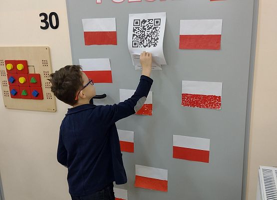 Uczeń wyciąga z koperty zadanie