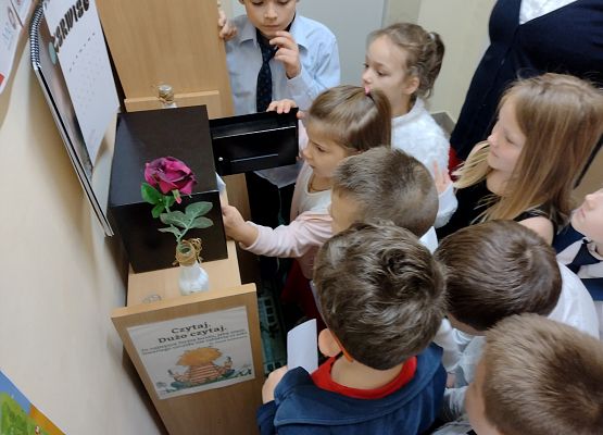 dzieci otwierają sejf