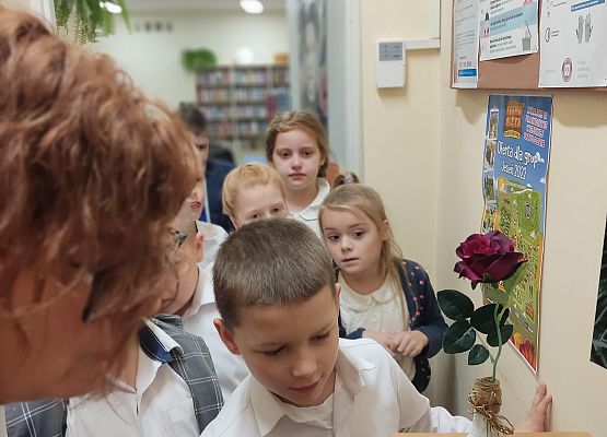 Uczniowie otwierają sejf