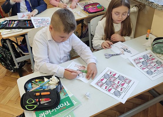 Dzieci kolorują obrazki