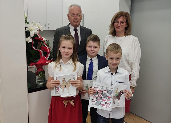 Uczniowie z dyrekcją