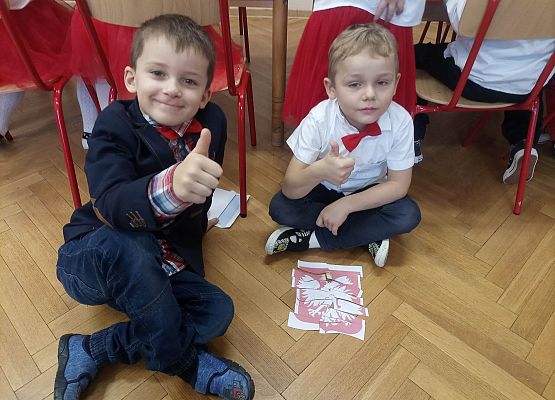 Dwaj chłopcy prezentują wykonane zadanie