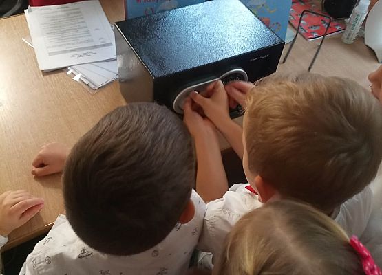 Dzieci otwierają sejf