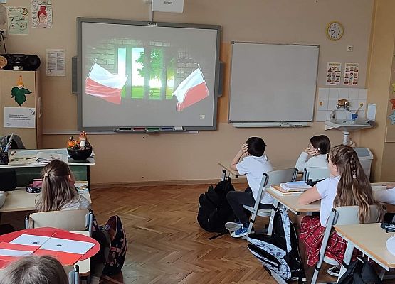 Uczniowie oglądają film