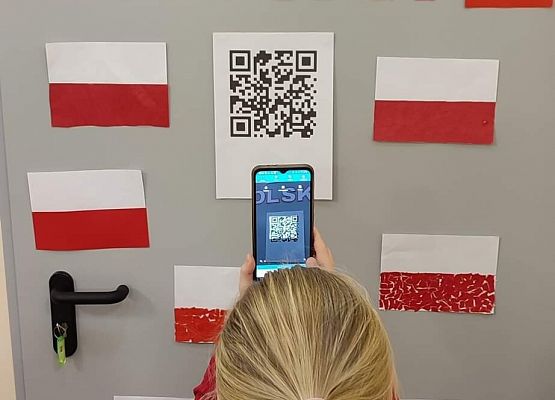 Dziewczynka skanuje telefonem kod