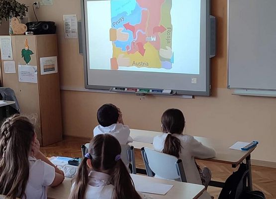 Uczniowie oglądają prezentację multimedialną