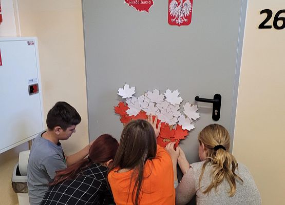 Uczniowie dekorują drzwi