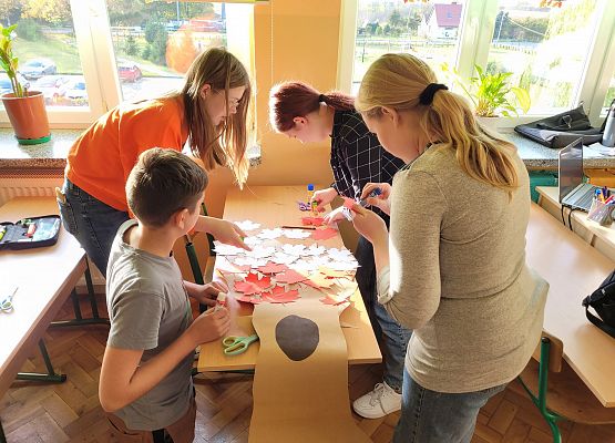 Uczniowie przygotowują dekorację