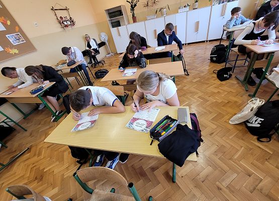 Uczniowie wykonują zadanie