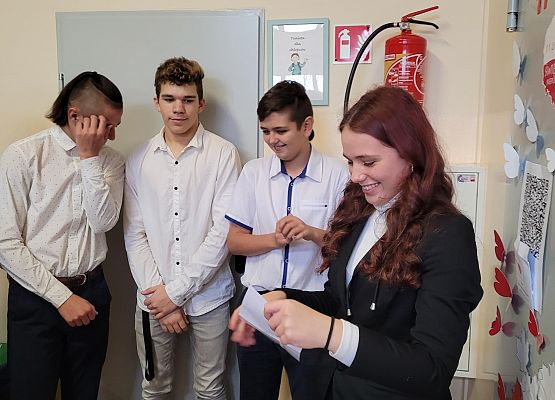 Uczniowie odczytują instrukcję