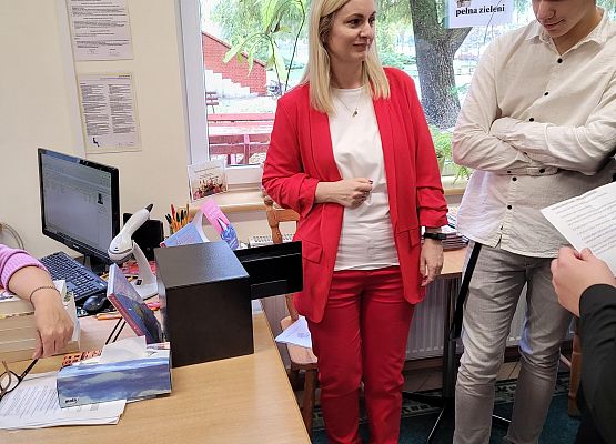 Nauczycielka obserwuje uczniów wykonujących zadanie